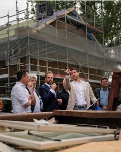 Minister Hugo de Jonge bezoekt woningverbeteringsproject Waalwijk