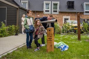Wethouder Tim Simons opent woonwijk Sterrenkijker in Made